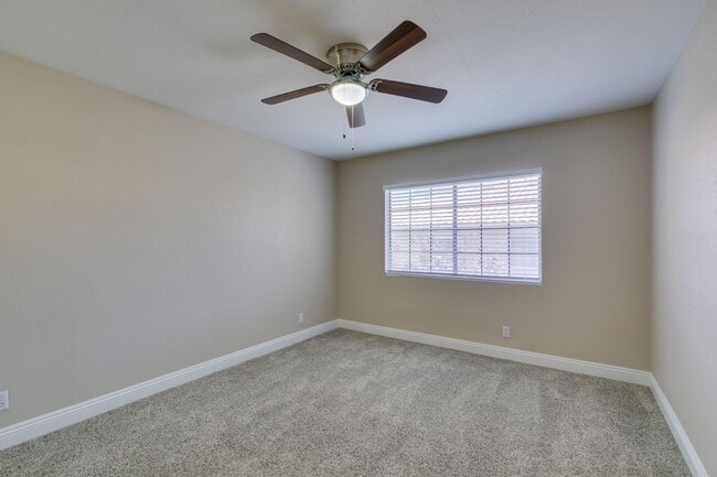 Building Photo - Stylish 2-Bedroom Townhome in Green Valley with Modern Upgrades & Prime Location!