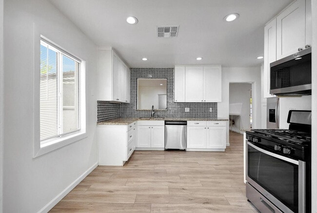 Building Photo - 224 W Glenrosa Ave