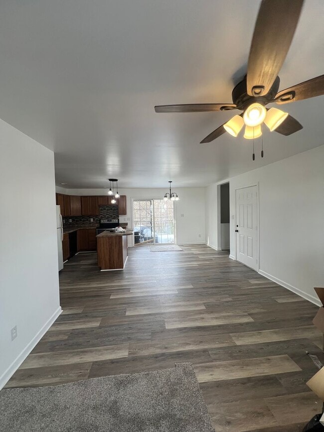 Building Photo - 5 BEDROOM, 2 baths $2000.00