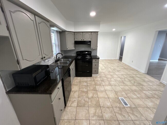 Building Photo - 6202 Valley Park Dr NW