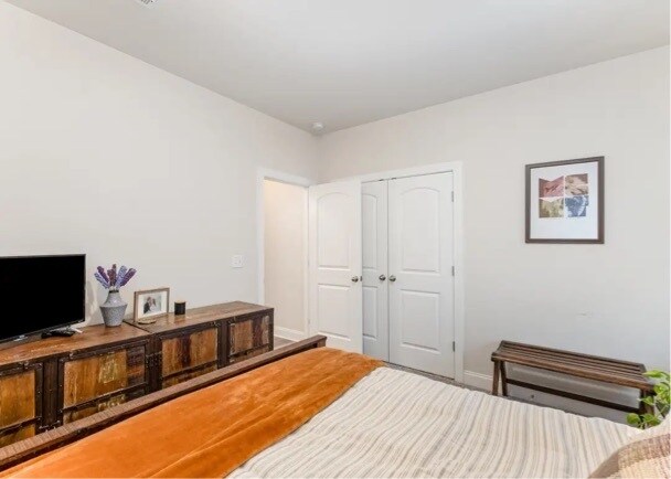 Building Photo - 241 River Rd