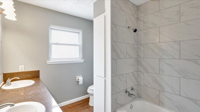 Building Photo - Beautiful 3 bedroom / 1.5 bath