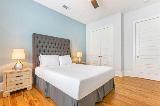 Building Photo - 1220 Carondelet St