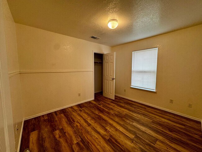 Building Photo - Spacious 4 Bedroom 2 Bath