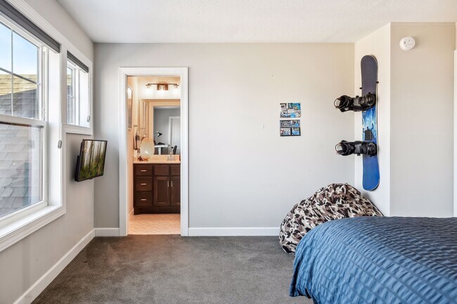 Building Photo - 2275 Lakeshore Point Dr N E