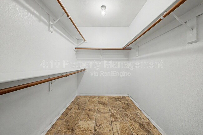 Building Photo - 3236 E Hiddenview Dr