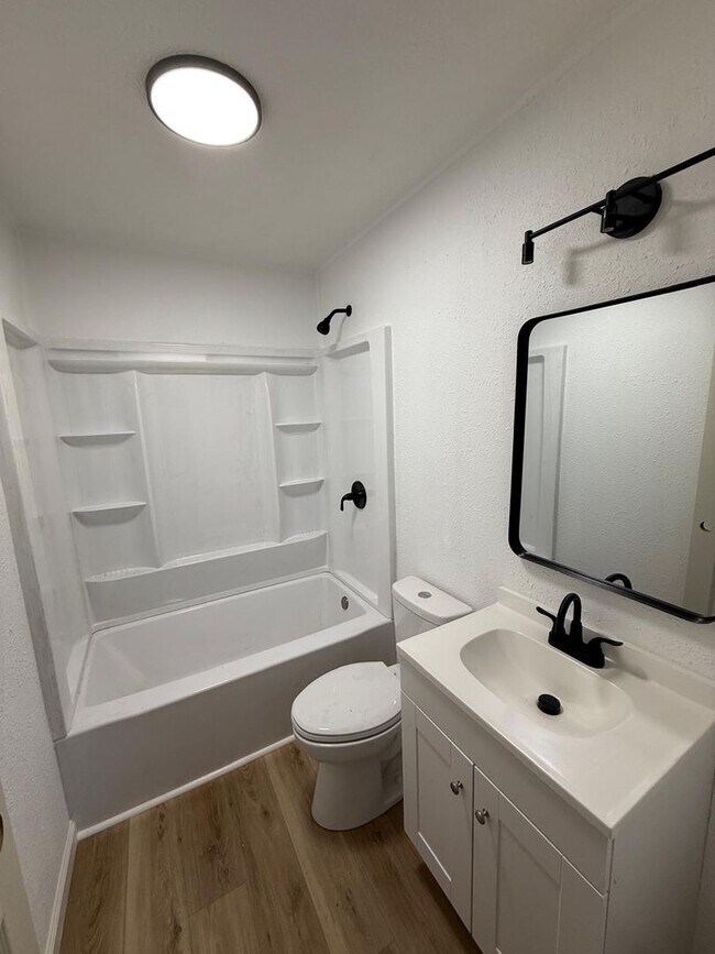 Building Photo - Cozy Single- Family home NLR