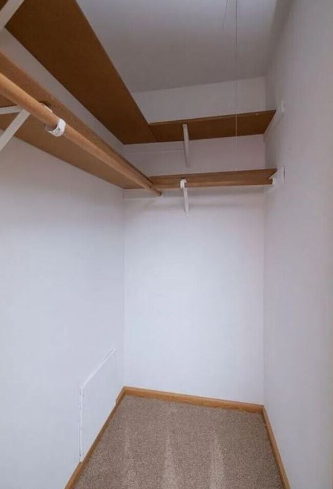 Building Photo - Spacious Minnetonka  2-BR Townhome