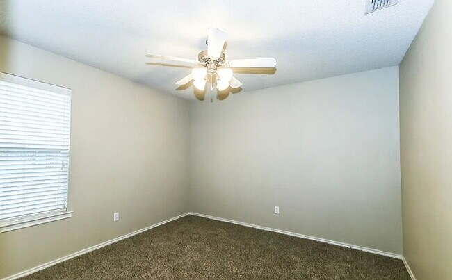 Building Photo - "Charming 3-Bed, 2-Bath Home with Spacious 1,373 Sq Ft in Lubbock's Desirable Neighborhood!"