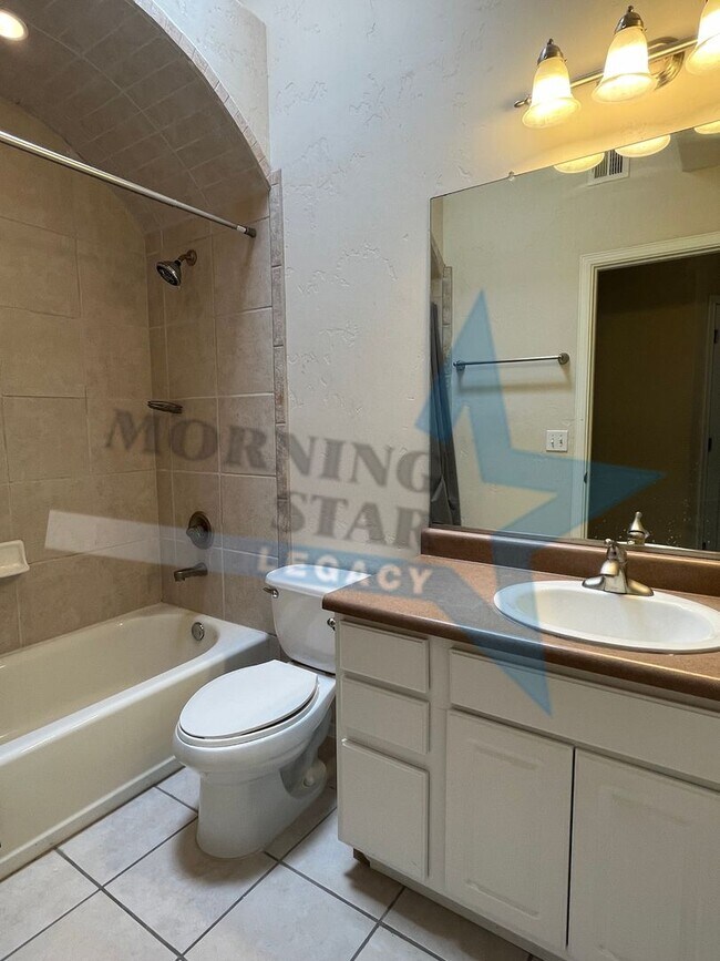 Building Photo - 3 Bedroom Home in Roadrunner Area!