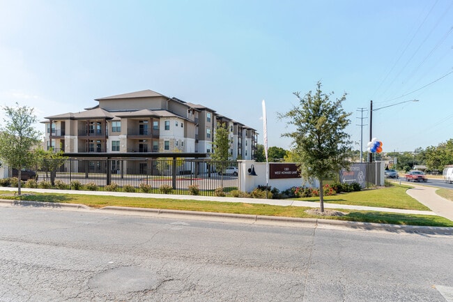 Building Photo - 1501 W Howard Ln