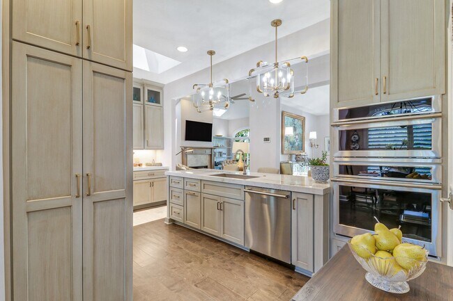 Building Photo - Spectacular Sea Pines Home - Marsh/Water Views!