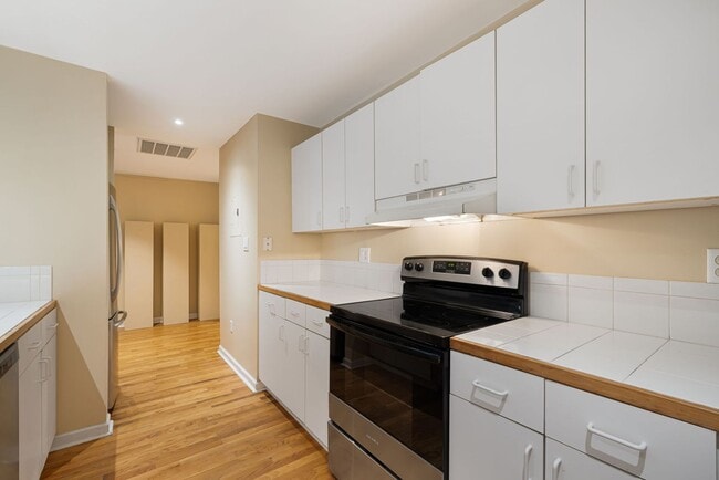 Building Photo - Stylish Studio Condo in Downtown Asheville – Rare Top-Floor Find