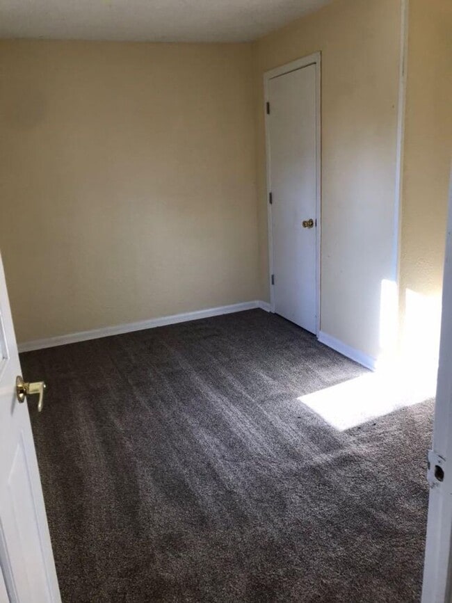 Building Photo - 2 bedroom house for rent