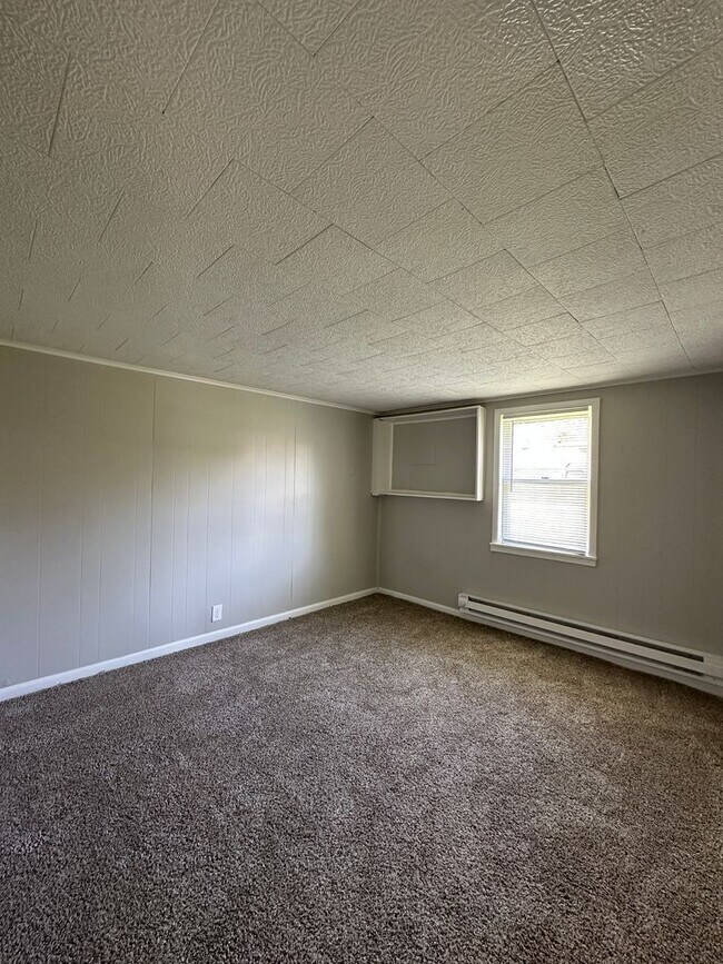 Building Photo - Backyard Nights & Front Porch Mornings — Cozy 3BR Brick Ranch in Fairlawn