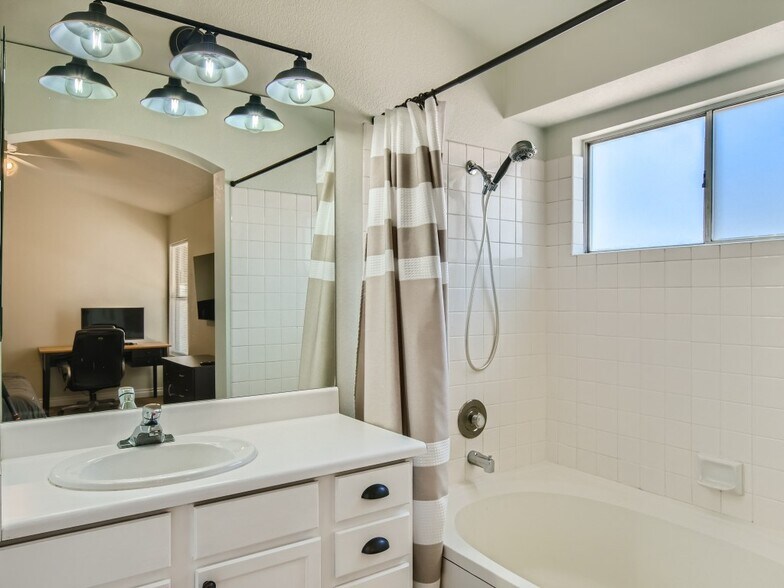 Building Photo - 5717 Cliff Point Ct