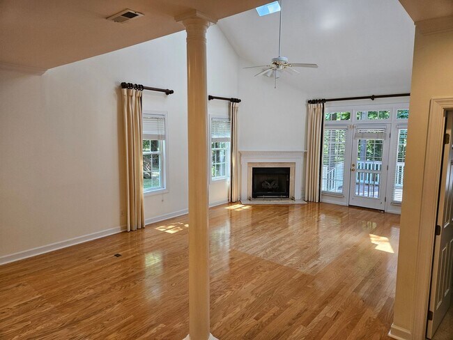 Building Photo - Fantastic 3br 2.5ba End Unit Townhome in North Raleigh! 1 Car Garage!