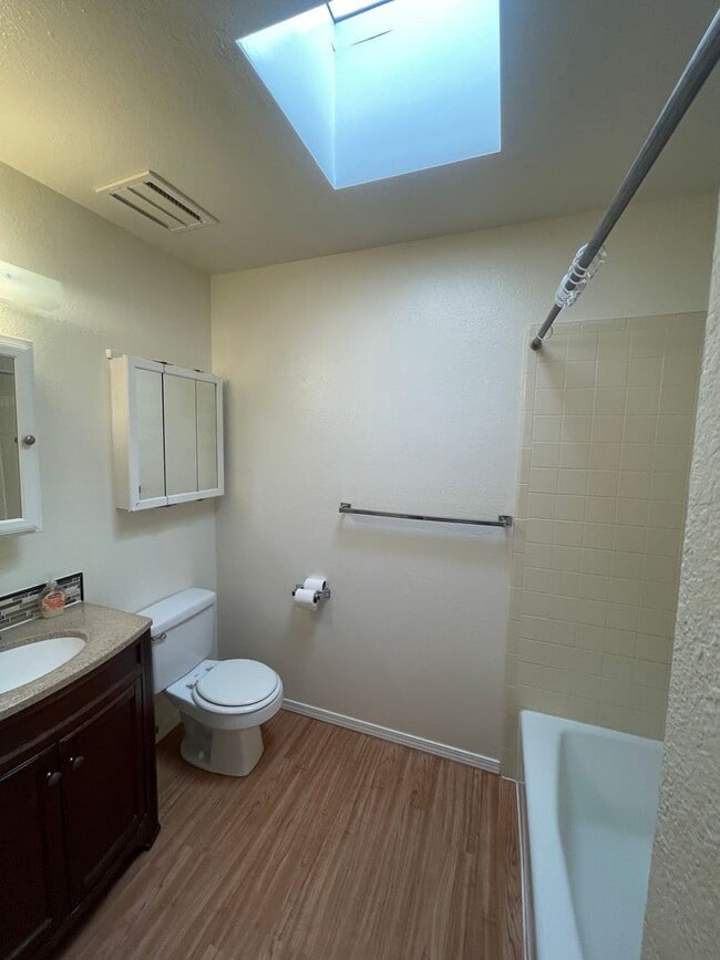Building Photo - Newly updated & Ready to move in - 3 bdr, ...
