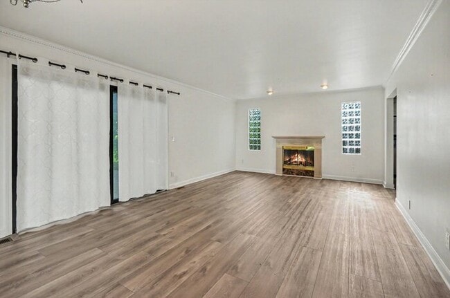 Building Photo - 615 Davis Ave