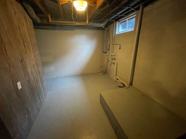 Building Photo - 2 Bedroom With a Finished Basement and Detached Garage