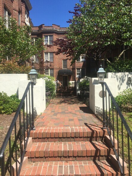 Building Photo - 828 N Elm St