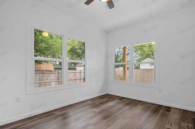 Building Photo - 924 E Hattie St