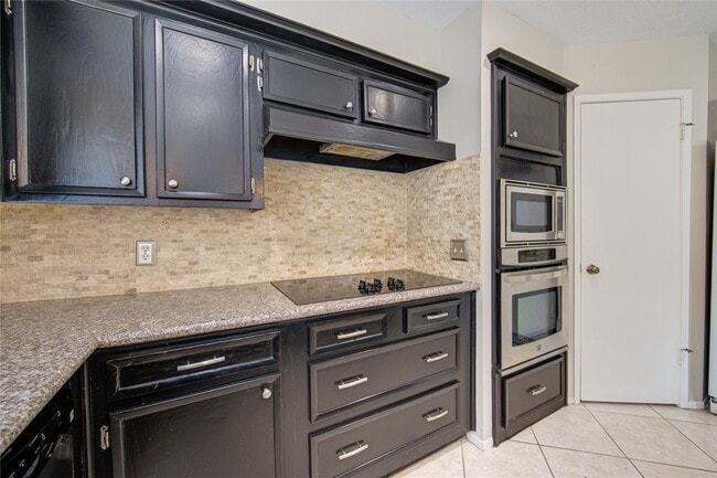 Building Photo - 11830 Oak Meadow Dr