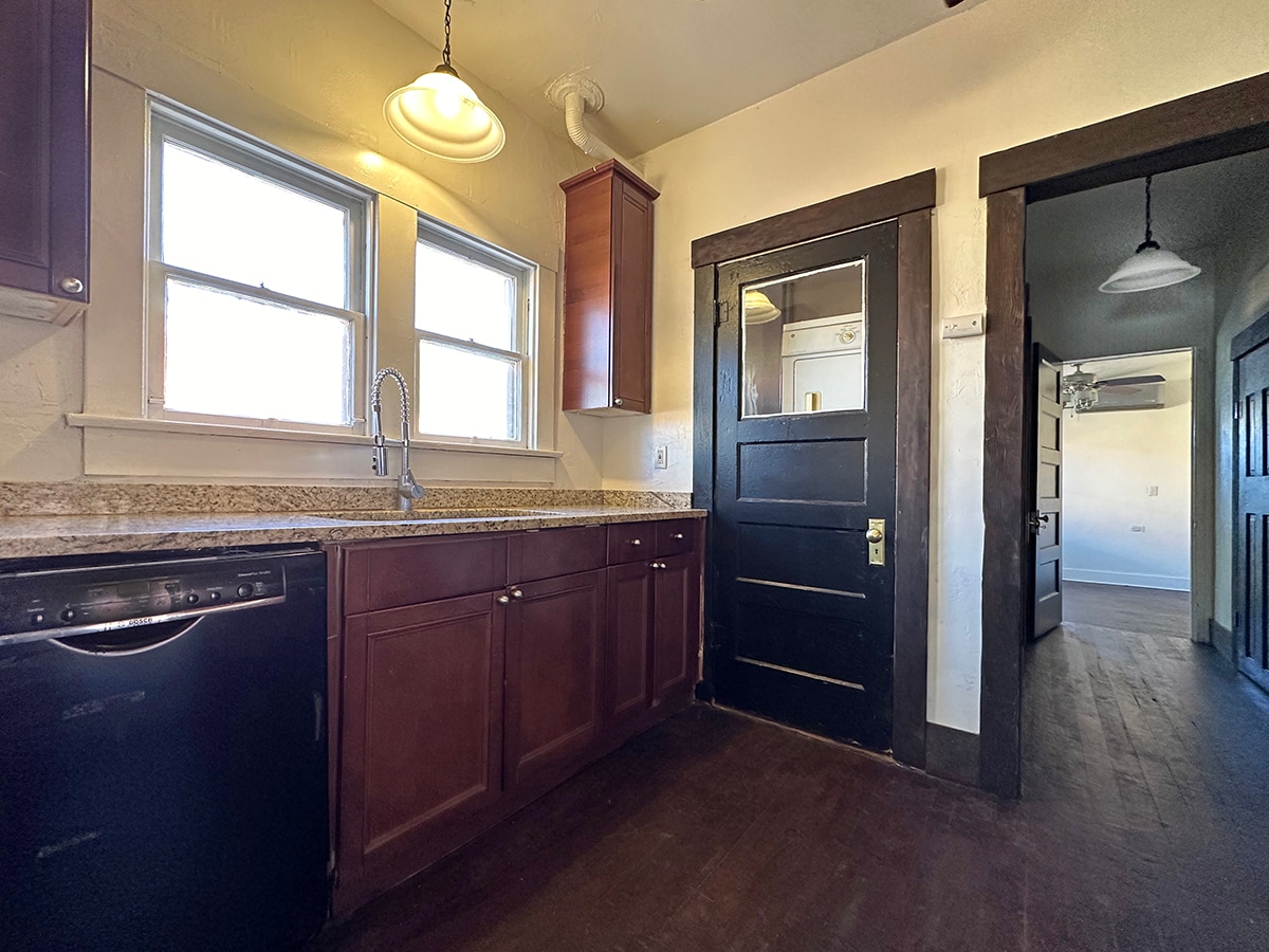 Kitchen with all the Amenities - 515 S 5th Ave