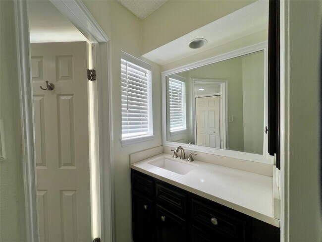 Building Photo - 980 Memorial Village Dr