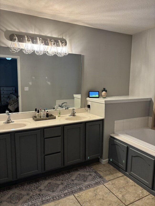 Building Photo - Gorgeous 3 Bedroom 2 Bathroom House!