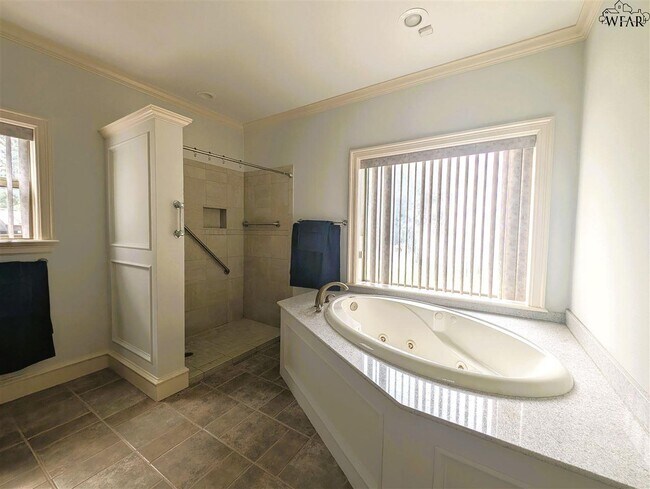 Building Photo - 609 Shoreline Dr