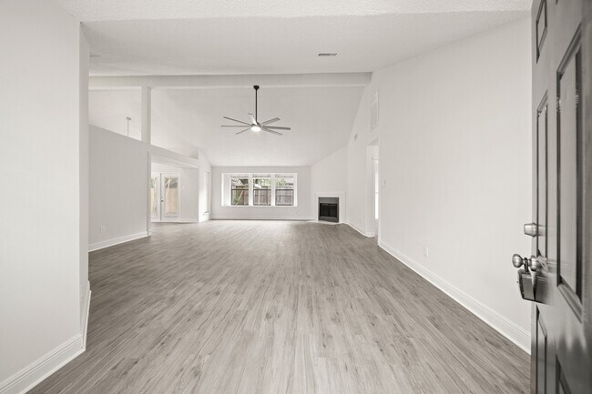 Building Photo - 1127 St John Dr