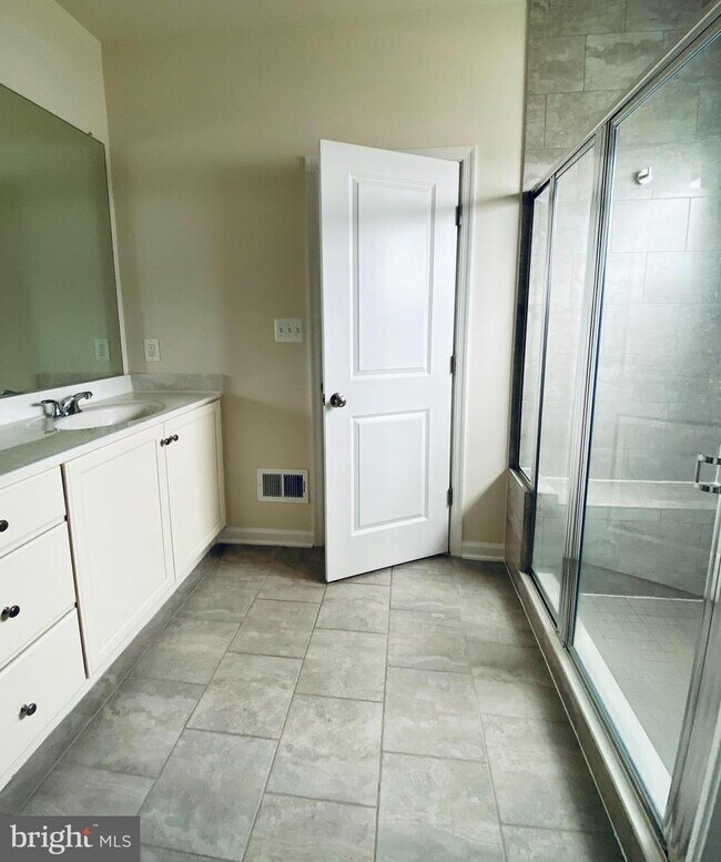 Building Photo - Stylish Townhome Living in Desirable Ashburn Community