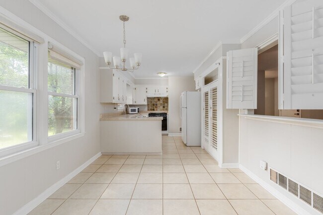 Building Photo - Charming ranch - style home in an unbeatab...