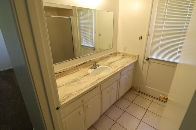 Building Photo - 1096 E Fremont Ave