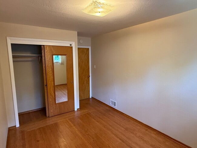 Building Photo - Spacious 3 bedroom, 1.5 bathroom Home in R...