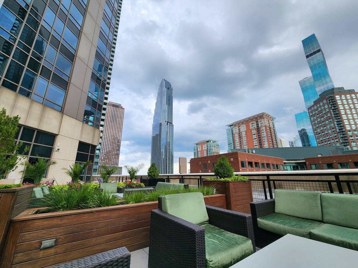 Building Photo - 512 N McClurg Ct