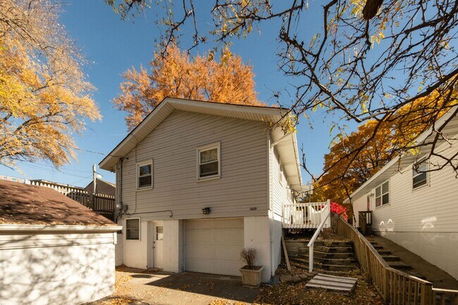 Building Photo - Recently-renovated home perfect for family