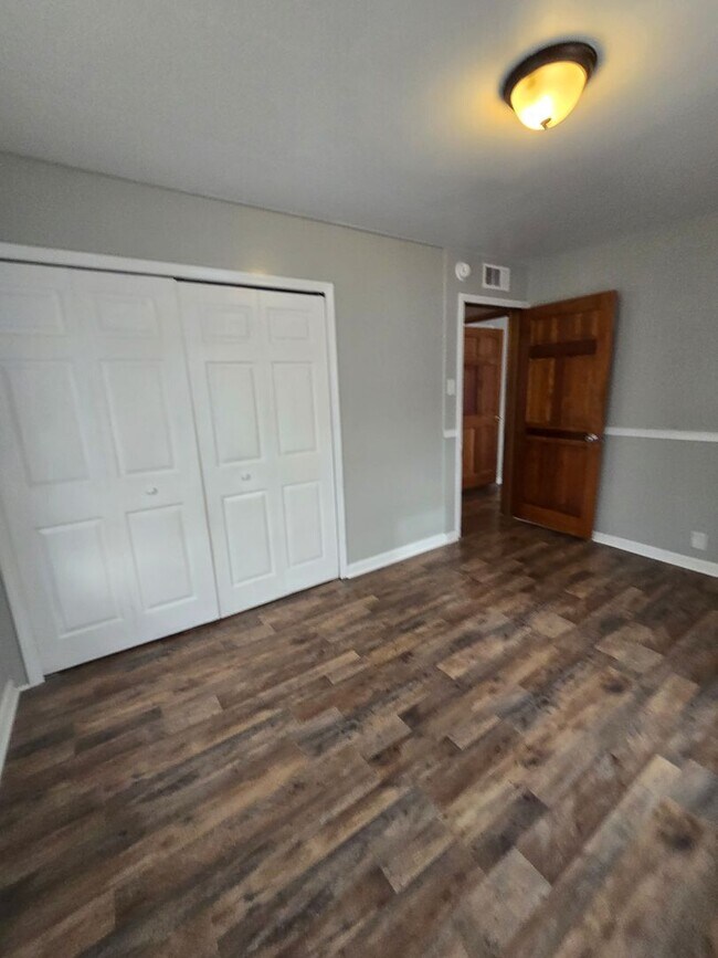 Building Photo - Three Bedroom Home Located in Warren Township near 10th and Franklin Rd