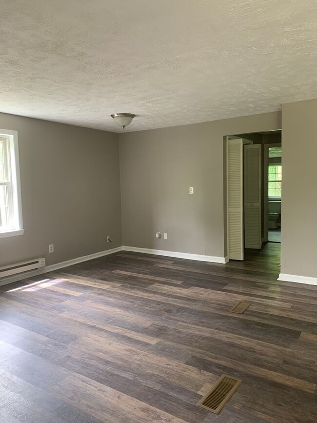 Building Photo - MADISON RANCH WITH 2 BATHS!