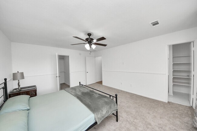 Building Photo - 20403 Blue Juniper Dr