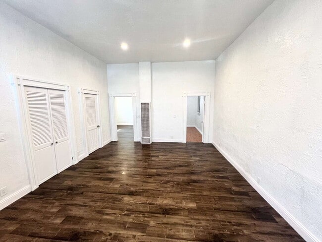 Building Photo - Bottom Unit with Tall Ceilings W/ Backyard