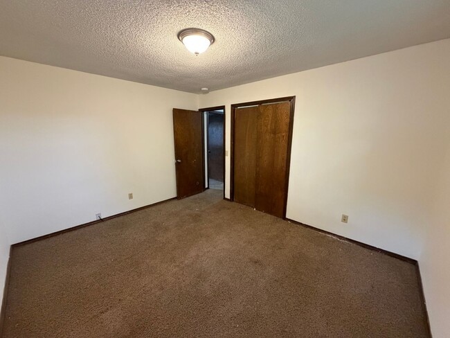 Building Photo - Newly updated 3 bedroom house with fenced ...