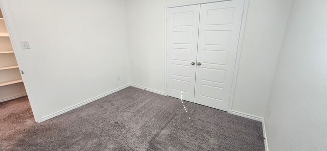 Building Photo - 5-Bedroom 3-Bathroom Home Walking distance to USAA and just mins from Medical Center and UTSA