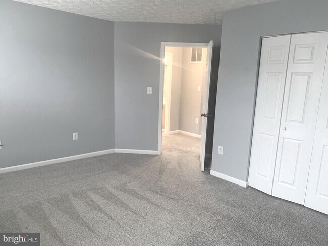 Building Photo - Beautiful 3bd 2/2bth duplex with attached ...