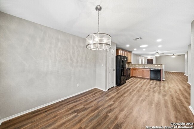 Building Photo - 3 Bedroom/2 Bath Silver Canyon Subdivision