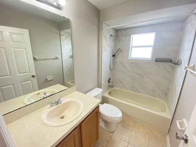 Building Photo - Spacious 4/3 Single Family Home!!