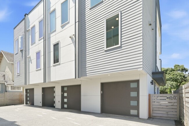 Building Photo - Modern 2 Bedroom with Rooftop Retreat and Garage