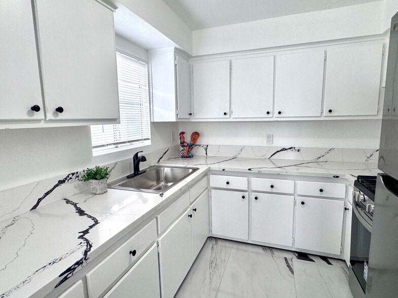 Building Photo - 1630 W 104th St