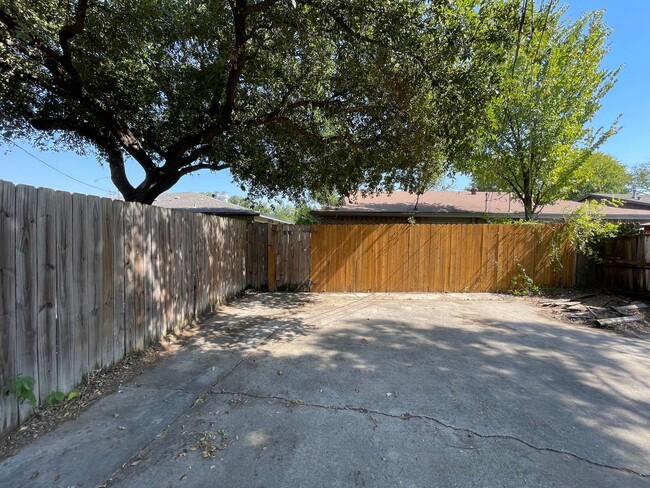 Building Photo - 1305-1307 Willow Wood Court